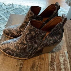 Jeffrey cambell boots size 8